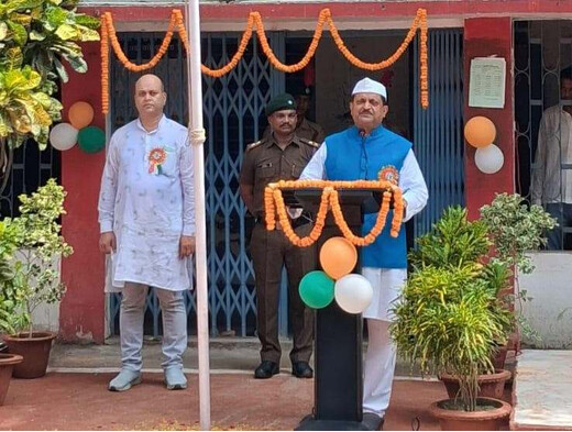 तिरंगे को सलामी, शहीदों को नमन : लोहिया स्मारक महाविद्यालय में गूंजा राष्ट्रभक्ति का संदेश